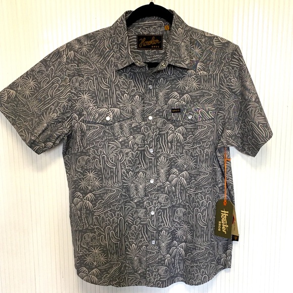 Howler Bros Other - NWT Howler Bros snap shirt short sleeve blue chambray sz Small palm print